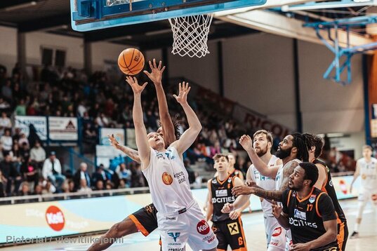 Sebastian Käferle im Angriff unterm Korb im Spiel gegen die Fürstenfeld Panthers